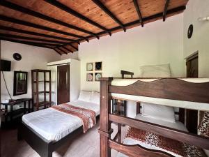 GuadalupeCasa Hotel Camino Real的一间卧室，配有两张双层床和一张书桌