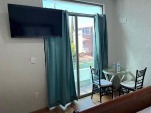 TV a/nebo společenská místnost v ubytování CASA EL CHALET