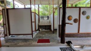 een kamer met een veranda en uitzicht op de binnenzijde bij El Hamaquero Hostal EcoNativo in Isla Grande