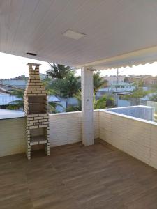 un porche con una escalera en la parte superior de un edificio en All- Suítes Praia Arraial -FIGUEIRA, en Arraial do Cabo