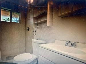 een badkamer met een wit toilet en een wastafel bij CONCIERTO #1 - from1 to 6 people - in Hallandale Beach