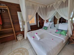 Katil atau katil-katil dalam bilik di Hotel Le Manguier +37 gambar