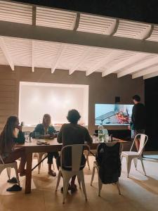 een groep mensen die aan een tafel zitten te kijken naar een presentatie bij Casa de mar - José Ignacio in José Ignacio