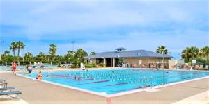 ein großer Swimmingpool mit Menschen darin in der Unterkunft New! Close To Beach, Cozy, New beds & Family Friendly in Navarre