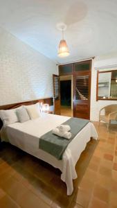 ein Schlafzimmer mit einem großen Bett mit Handtüchern darauf in der Unterkunft Casa Mar - Vila Gameleira in São Miguel dos Milagres + 84 Fotos