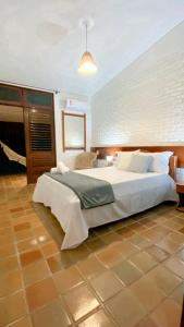 ein großes Schlafzimmer mit einem großen Bett darin in der Unterkunft Casa Mar - Vila Gameleira in São Miguel dos Milagres