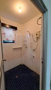 スバにあるMead Road Homestay Tours & Transfers Deluxe Flat 2 Bedroomの黒いタイルフロアのバスルーム(シャワー付) +6枚の写真