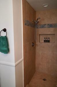 Cozy Family Hideaway, sleeps 8, 4 tv's yard, shops的一间浴室