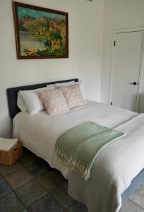 Cozy Family Hideaway, sleeps 8, 4 tv's yard, shops客房内的一张或多张床位