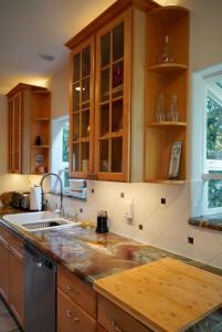 Cozy Family Hideaway, sleeps 8, 4 tv's yard, shops的厨房或小厨房