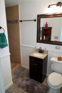 Cozy Family Hideaway, sleeps 8, 4 tv's yard, shops的一间浴室