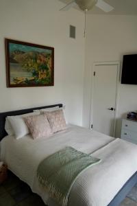Cozy Family Hideaway, sleeps 8, 4 tv's yard, shops客房内的一张或多张床位