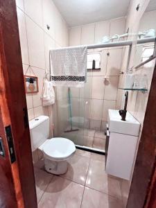 La petite salle de bains est pourvue de toilettes et d'un lavabo. dans l'établissement Apto Aconchego da Aldeia próximo ao centro e praias, à São Pedro da Aldeia