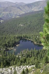 una vista aérea de un lago en las montañas en Samel's Cottage Hrid's lake Prokletije en Plav