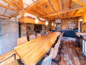 un grande tavolo in legno in una stanza con sedie di Capacious holiday home in Membre with garden a Membre
