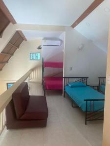 Habitación con 2 literas y escalera. en Apartamentos Playa rodadero, en Santa Marta