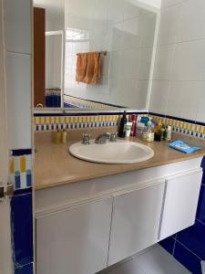 encimera con lavabo y espejo en Apartamentos Playa rodadero, en Santa Marta