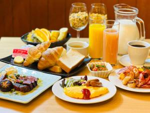 東京にあるアパホテル〈東新宿 歌舞伎町タワー〉の朝食用の食品とドリンクの盛り合わせが備わるテーブル