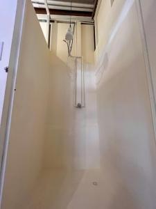 Ванна кімната в Hostel Tuanis Surf Camp