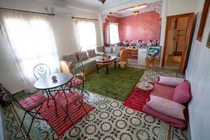 ein Wohnzimmer mit einem Sofa und einem Tisch in der Unterkunft Dar El Karam Fez in Fès