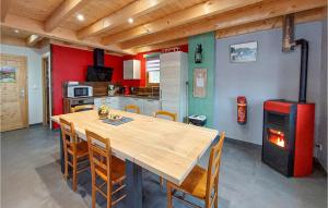 y cocina con mesa de madera, sillas y fogones. en 3 Bedroom Pet Friendly Home In La Longeville, en La Longeville