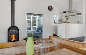 Kuchyň nebo kuchyňský kout v ubytování Beautiful Home In Ølsted With Kitchen