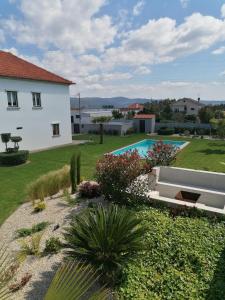 - Vistas a una casa y a la piscina en Casa D'Avó Bina Alojamento Local, en Viana do Castelo