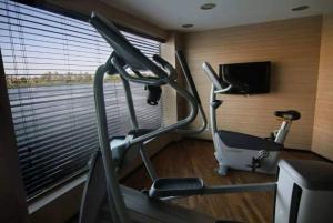 Fitness centrum a/nebo fitness zařízení v ubytování Nile Cruise 3 nights From Aswan to Luxor Every Friday, Monday and Wednesday with tours