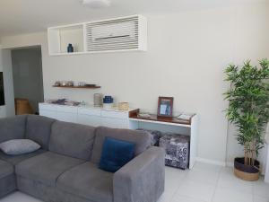 uma sala de estar com um sofá e uma mesa em Bellavista em Mindelo