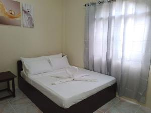 מיטה או מיטות בחדר ב-Tresha Lance Apartelle