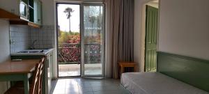 Kuchyň nebo kuchyňský kout v ubytování Andromeda Hotel Apartments