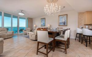 - une salle à manger et un salon avec une table et des chaises dans l'établissement Caribe The Resort C706 condo, à Orange Beach