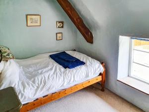 OxhillにあるPorthkerryの窓付きの客室の小さなベッド1台分です。