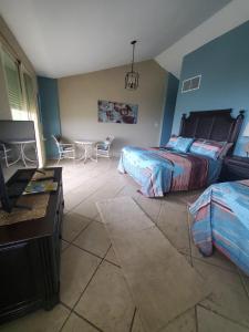1 dormitorio con 2 camas, mesa y sillas en EliMar Bay View Studio, en Culebra