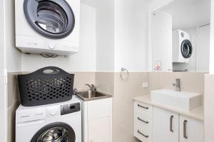 a laundry room with a washing machine and a sink at 2 Welcome To Windsor 2br 2ba Pkg in Perth