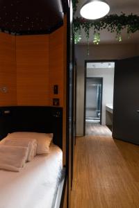 1 dormitorio con 1 cama y 1 habitación con pasillo en Nap York Central Park Sleep Station, en Nueva York