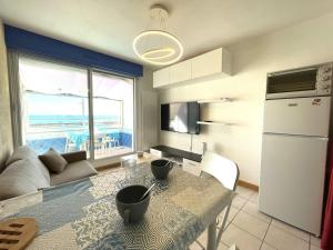 kuchnia i salon ze stołem i lodówką w obiekcie Studio à Sète avec vue mer, parking privé, proche plages et commerces - FR-1-338-486 w mieście Sète