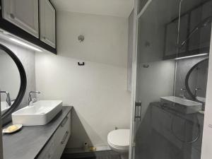 łazienka z umywalką, toaletą i lustrem w obiekcie Studio à Sète avec vue mer, parking privé, proche plages et commerces - FR-1-338-486 w mieście Sète