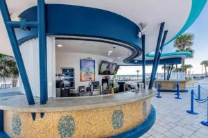 un tobogán de agua en un complejo en Beachfront Bliss at Ocean Walk Resort - Unit 1701, en Daytona Beach