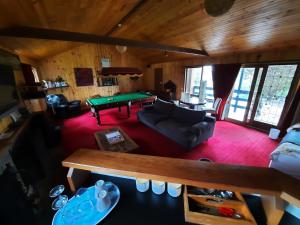 uma vista superior de uma sala de estar com uma mesa de bilhar em The Beach Cabin em Fingal