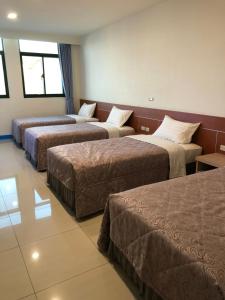 una camera d'albergo con tre posti letto di Lohas Seaview B&B a Beigan