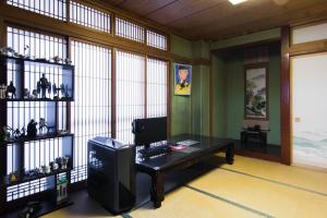 Habitación con escritorio y ordenador. en Mochida's Guest House, en Tokio