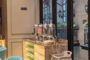 Ashley Sabang Jakarta的咖啡和沏茶工具