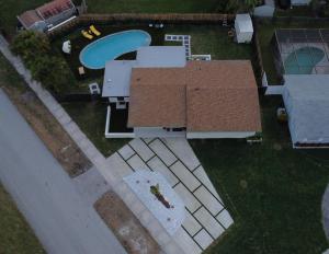 Bazén v ubytování Welcome to 305 Rentals nebo v jeho okolí