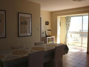 a dining room with a table and chairs and a window at Appartement Banyuls-sur-Mer, 3 pièces, 5 personnes - FR-1-309-58 in Banyuls-sur-Mer