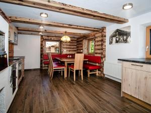 cocina y comedor con mesa y sillas en Cozy hut in Pinzgau with Finnish sauna en Dorf