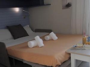 Una cama grande con toallas encima. en Residence La Côte d'Émeraude, Saint-Cast-le-Guildo, terraced house for 4 people en LʼIsle-Saint-Cast