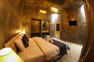 Un dormitorio con una cama con un osito de peluche. en KATON HILLS en Nusa Penida
