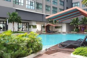 Bazén v ubytování The Icon2 Condo in IOI City Mall Putrajaya, Pool View nebo v jeho okolí