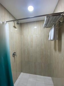 查亞普拉的住宿－Erbe Style Jayapura Papua By Horison，带淋浴、卫生间和盥洗盆的浴室